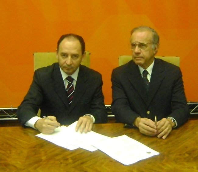 Deputado Vinholi e prefeito Gilberto Arroyo assinam convênio em São Paulo
